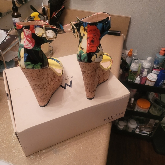 Yellow floral size 8 wedge - Picture 2 of 4